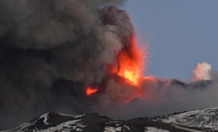 Вулкан Этна снова проснулся, аэропорт Катании приостановил работу