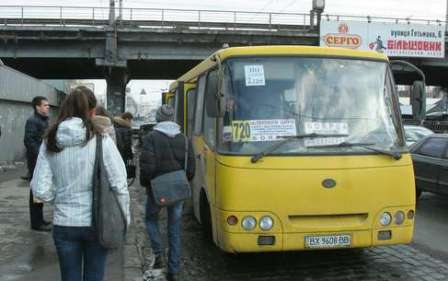 В Киеве в маршрутки кидают камнями за отказ остановиться