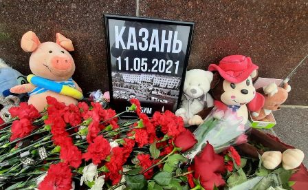 В городах России люди выходят со свечами и цветами