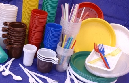 Великобритания вводит запрет на использование пластиковой посуды
