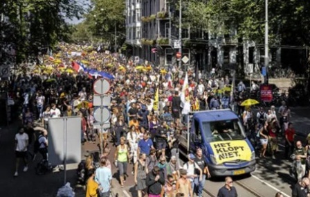 В Амстердаме состоялся марш против мер по борьбе с ковидом