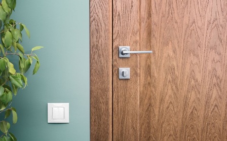 Дверная фурнитура: петли и ручки для металлопластиковой двери Дверная фурнитура: петли и ручки для металлопластиковой двери