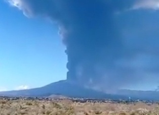 Этна оживает: столб пыли и дыма поднялся над вулканом