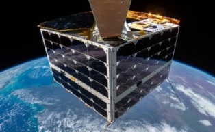 Спутник сделал уникальную фотографию на фоне Земли Спутник сделал уникальную фотографию на фоне Земли