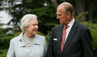 Королева Елизавета II и принц Филипп появились в небе над ночным Лондоном
