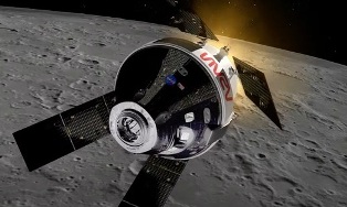 Космический корабль Орион пролетел мимо Луны