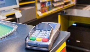 Украинцы массово снимают деньги на кассах в супермаркетах