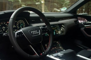 Audi Q8 e-tron: что изменилось, кроме названия