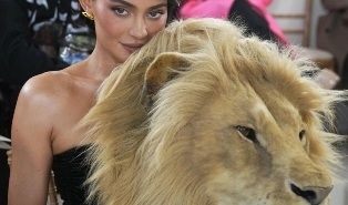 Кайли Дженнер пришла на показ Schiaparelli с головой льва