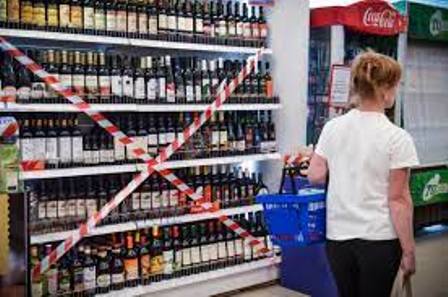 В Украине хотят запретить продажу алкоголя и ГСМ за наличные деньги