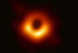 Обнаружена быстрорастущая массивная черная дыра