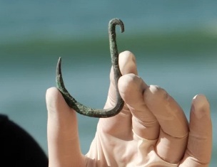 Археологи обнаружили рыболовный крючок возрастом 6000 лет