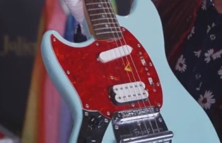 Знаменитая голубая гитара Курта Кобейна будет продана с аукциона Знаменитая голубая гитара Курта Кобейна будет продана с аукциона