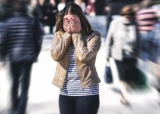 Шизофрения: какие сигналы могут нас беспокоить и как помочь больному человеку