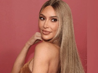 Медовый блонд: почему в этот цвет покрасила волосы Ким Кардашьян
