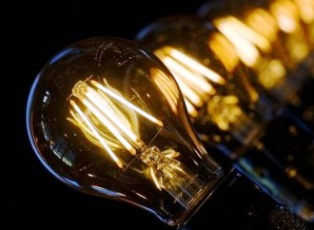 Пенсионерам дадут по 5 энергосберегающих лампочек: как и где получить
