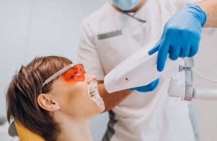Как проходит процедура отбеливания зубов у стоматолога
