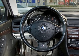   BMW    2024 