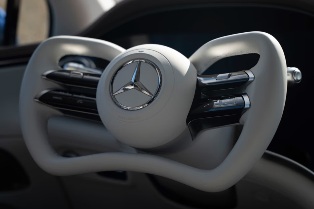Плоский руль в Mercedes не будет связан с колесами Плоский руль в Mercedes не будет связан с колесами
