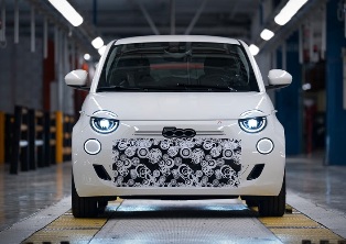 Fiat переделал электромобиль в модель с двигателем внутреннего сгорания Fiat переделал электромобиль в модель с двигателем внутреннего сгорания