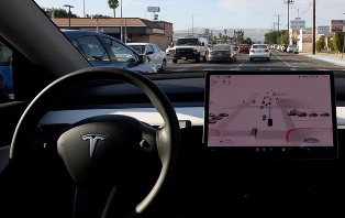 Tesla защитила себя от клиентов, но всё равно платит штрафы за FSD Tesla защитила себя от клиентов, но всё равно платит штрафы за FSD