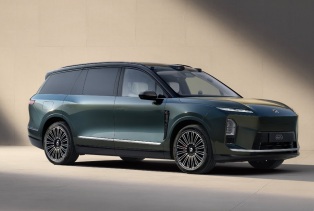 Nio   ,   Range Rover