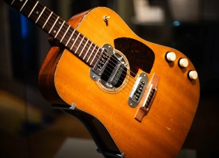 Самая дорогая в мире гитара сменила владельца Самая дорогая в мире гитара сменила владельца