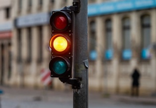 Тормозить или разгоняться: многие водители принимают неправильное решение Тормозить или разгоняться: многие водители принимают неправильное решение