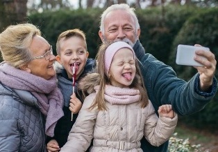 Забота о внуках защищает психическое здоровье пожилых людей Забота о внуках защищает психическое здоровье пожилых людей